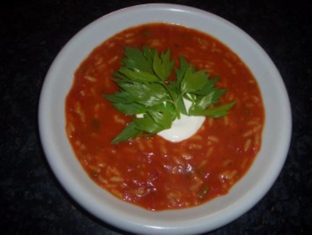 Suppen : Tomatensuppe mit Reis , Maggikraut und Crème fraîche - Rezept