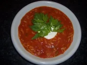Suppen : Tomatensuppe mit Reis , Maggikraut und Crème fraîche - Rezept