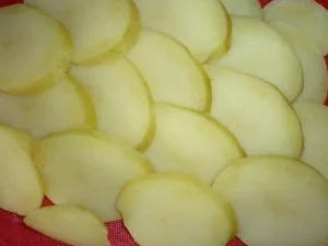 Kartoffel-Spargel-Gratin mit Thunfischsteak ,Kräutertomaten und Tête de Moine - Locken - Rezept - Bild Nr. 6