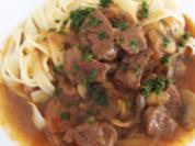 Feines Rindergulasch mit Champions an Bandnudeln - Rezept - Bild Nr. 2