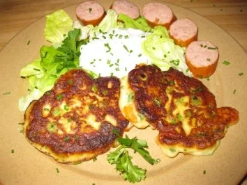 Rezept: Gemüse-Quarkplätzchen mit Kräuterrahm Gemüse-Quarkplätzchen mit Kräuterrahm - Rezept