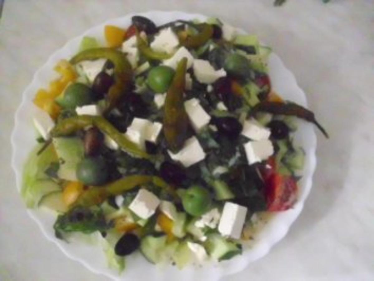 Salat mit Chili-Joghurt Dressing - Rezept