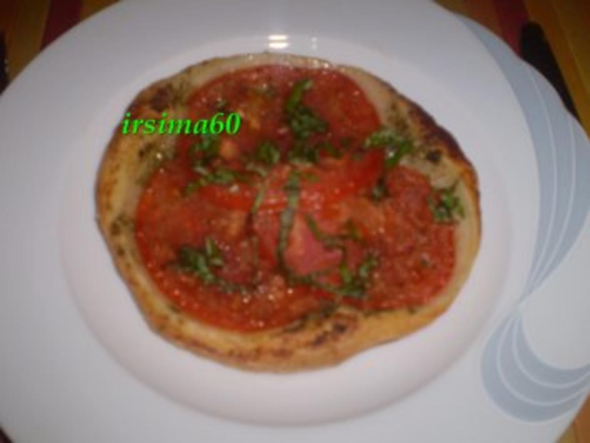 Schnelle Tomatentörtchen mit Kräuterbutter - Rezept