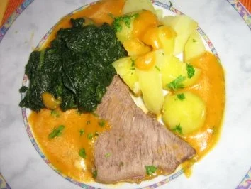 Rinderbraten mit Gemüse-Gorgonzolasauce an Blattspinat und Salzkartoffeln - Rezept