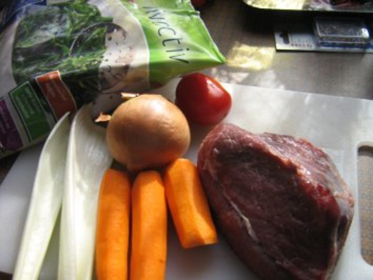 Rinderbraten mit Gemüse-Gorgonzolasauce an Blattspinat und ...
