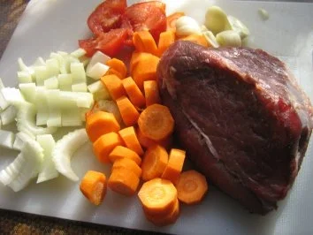 Rinderbraten mit Gemüse-Gorgonzolasauce an Blattspinat und Salzkartoffeln - Rezept - Bild Nr. 3