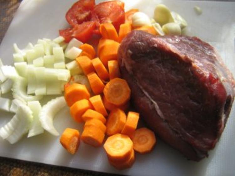 Rinderbraten mit Gemüse-Gorgonzolasauce an Blattspinat und ...