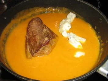 Rinderbraten mit Gemüse-Gorgonzolasauce an Blattspinat und Salzkartoffeln - Rezept - Bild Nr. 4