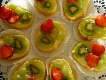 Zitronen-Joghurtrolle Schnitten mit Obst belegt - Rezept - Bild Nr. 2