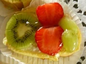 Zitronen-Joghurtrolle Schnitten mit Obst belegt - Rezept