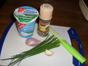 Brotaufstrich Schmandcreme mit Schnittlauch, Knobi und Schalotten - Rezept