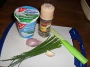 Brotaufstrich Schmandcreme mit Schnittlauch, Knobi und Schalotten - Rezept
