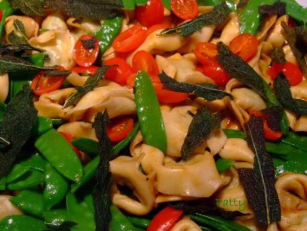 Tortelloni-Salat mit frittierten Salbeiblättern - Rezept