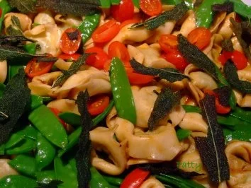 Rezept: Tortelloni-Salat mit frittierten Salbeiblättern Tortelloni-Salat mit frittierten Salbeiblättern - Rezept