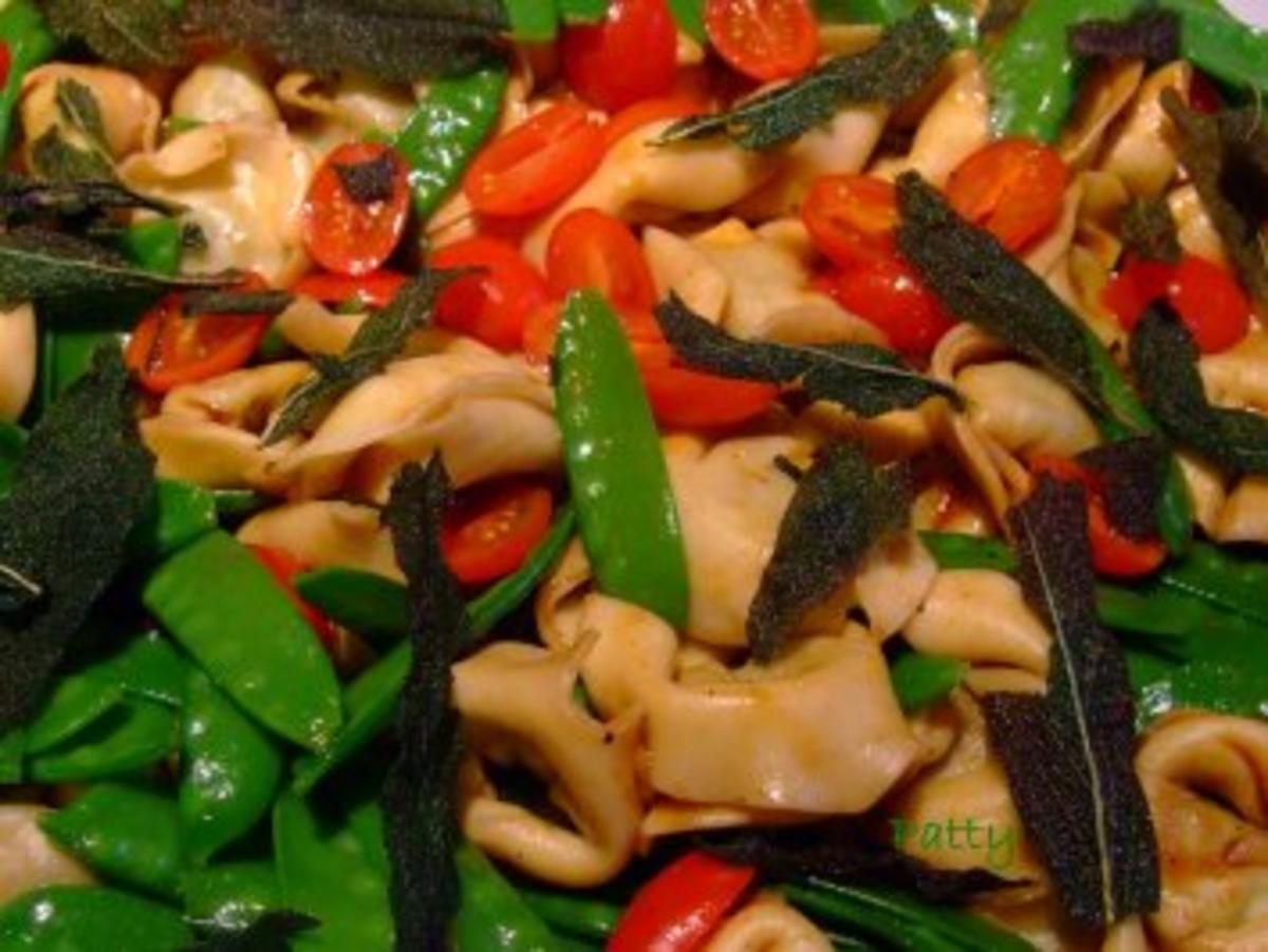 Tortelloni-Salat mit frittierten Salbeiblättern - Rezept - kochbar.de