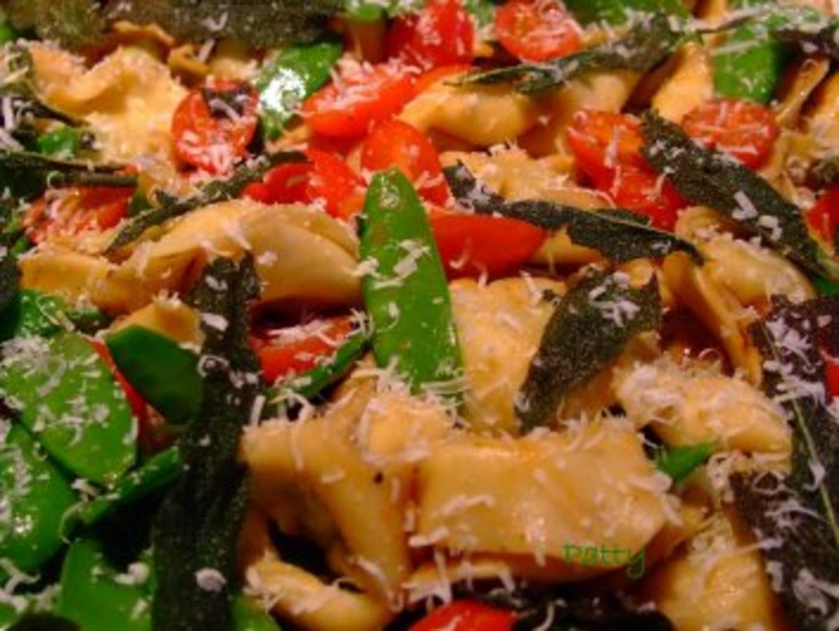 Tortelloni-Salat mit frittierten Salbeiblättern - Rezept - Bild Nr. 2