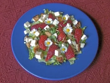 Salat mit Hähnchen, Erdbeeren und Schafskäse - Rezept