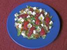 Salat mit Hähnchen, Erdbeeren und Schafskäse - Rezept