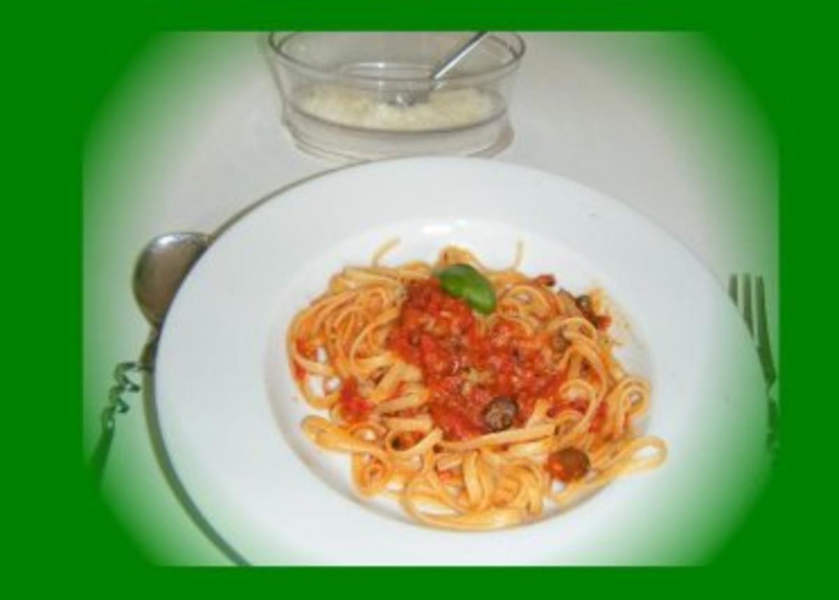 Linguine con pomodori, olive e capperi - Rezept
