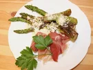 Grüner Spargel mit Lauchzwiebeln, Serranoschinken und Parmesan - Rezept