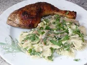 Geflügel: Hähnchenschenkel an Rucola-Nudeln - Rezept