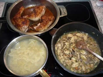 Geflügel: Hähnchenschenkel an Rucola-Nudeln - Rezept - Bild Nr. 2