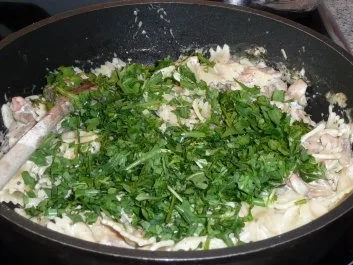 Geflügel: Hähnchenschenkel an Rucola-Nudeln - Rezept - Bild Nr. 3