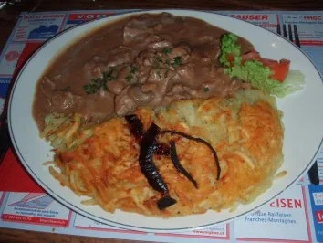 Rezept: Zürcher Geschnetzeltes mit Rösti und Salat Zürcher Geschnetzeltes mit Rösti und Salat - Rezept