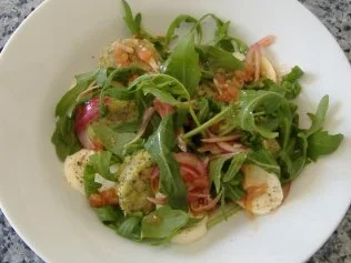 Semmelknödelsalat  mit Rucola und Mozzarella in Tomatenvinaigrette - Rezept