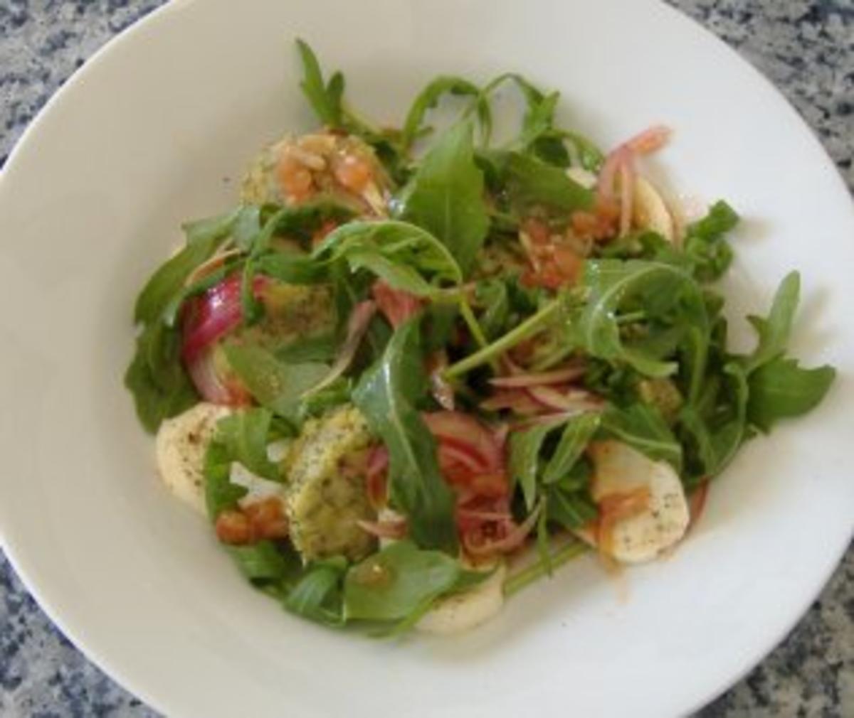 Semmelknödelsalat mit Rucola und Mozzarella in Tomatenvinaigrette ...
