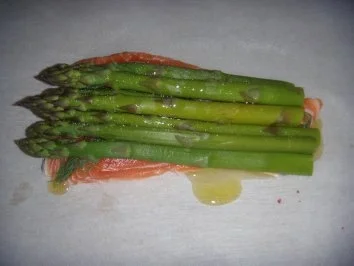 Lachs mit grünem Spargel im Päckchen - Rezept - Bild Nr. 3