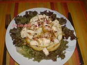 Fruchtiger Salat mit Camembert, Walnüssen und rosa Beeren - Rezept