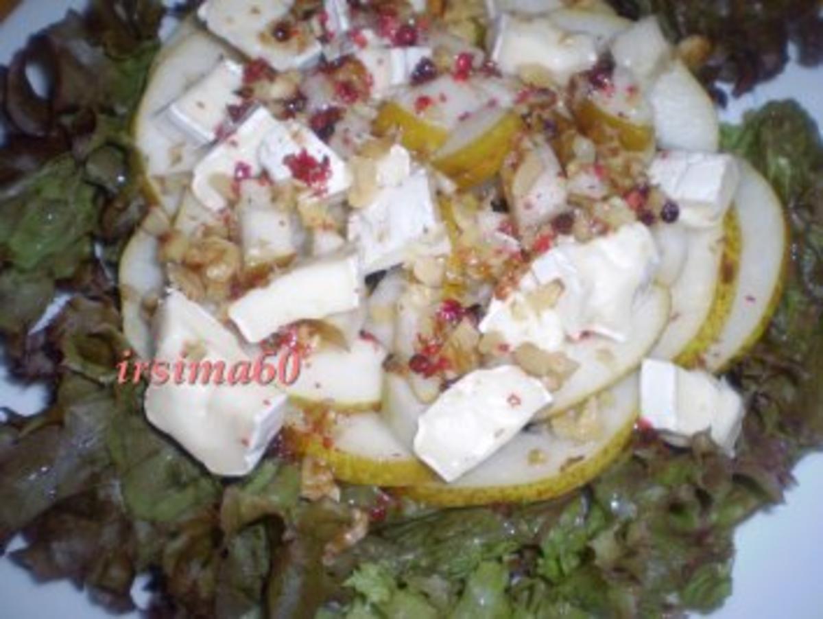Fruchtiger Salat mit Camembert, Walnüssen und rosa Beeren - Rezept - Bild Nr. 2