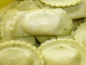 Grüne Capeletti im Rote Beete-Carpaccio-Nest mit gebackenem Honig-Ziegenkäse - Rezept - Bild Nr. 2