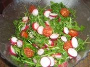 Rezept: Rucolasalat mit Cocktailtomätchen und Radieschen Rucolasalat mit Cocktailtomätchen und Radieschen - Rezept