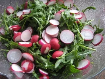 Rucolasalat mit Cocktailtomätchen und Radieschen - Rezept - Bild Nr. 2