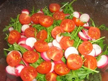 Rucolasalat mit Cocktailtomätchen und Radieschen - Rezept - Bild Nr. 3