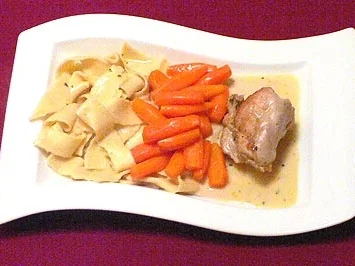 Kaninchenkeule in Estragonrahm mit hausgemachten Nudeln und Möhren - Rezept