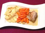 Kaninchenkeule in Estragonrahm mit hausgemachten Nudeln und Möhren - Rezept
