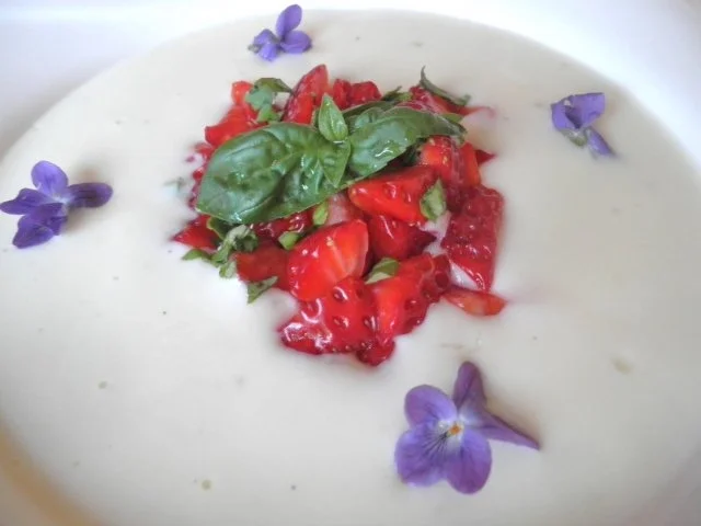 Rezept: Frischkäsesuppe mit Erdbeeren Bild Nr. 2 Frischkäsesuppe mit Erdbeeren - Rezept - Bild Nr. 2