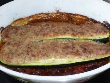 Rezept: Gemüse: Zucchini auf Tomatenbett mit Kräuterhaube Gemüse: Zucchini auf Tomatenbett mit Kräuterhaube - Rezept