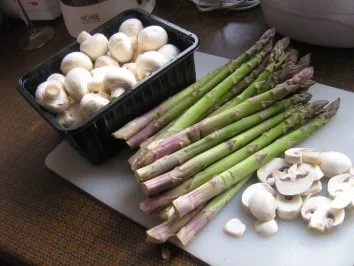 Kräuterpfannkuchen mit grünem Spargel und Champignonsoße - Rezept - Bild Nr. 2