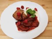 Schokoladenküchlein mit Zwetschgenröster und Vanilleeis - Rezept
