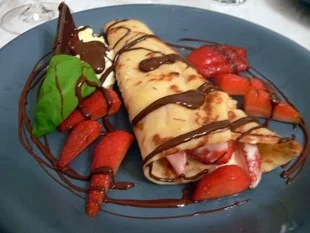 Pfannkuchen mit Vanilleeis, Erdbeeren und Schokolade - Rezept