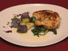 Perlhuhnbrust mit Flusskrebsen an violetten Kartoffeln und Mangold (Jessica Wahls) - Rezept