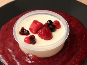 Panna Cotta mit Beerensoße (Sandy Mölling) - Rezept