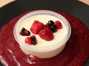 Panna Cotta mit Beerensoße (Sandy Mölling) - Rezept