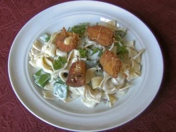 Bandnudeln mit Zuckerschoten und panierten Schinken-Käsewürfeln - Rezept