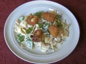 Bandnudeln mit Zuckerschoten und panierten Schinken-Käsewürfeln - Rezept