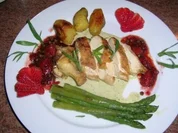 Rezept: Supreme von der Maispoularde mit Erdbeer-Pfeffer Confit auf karamelisiertem Spargel Supreme von der Maispoularde mit Erdbeer-Pfeffer Confit auf karamelisiertem Spargel - Rezept